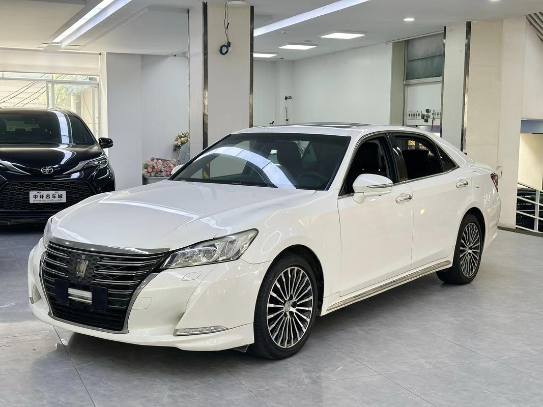 皇冠油电混合车报价(皇冠油电混合车报价及图片)