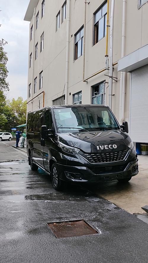 依维柯7座图片(依维柯7座新车报价)